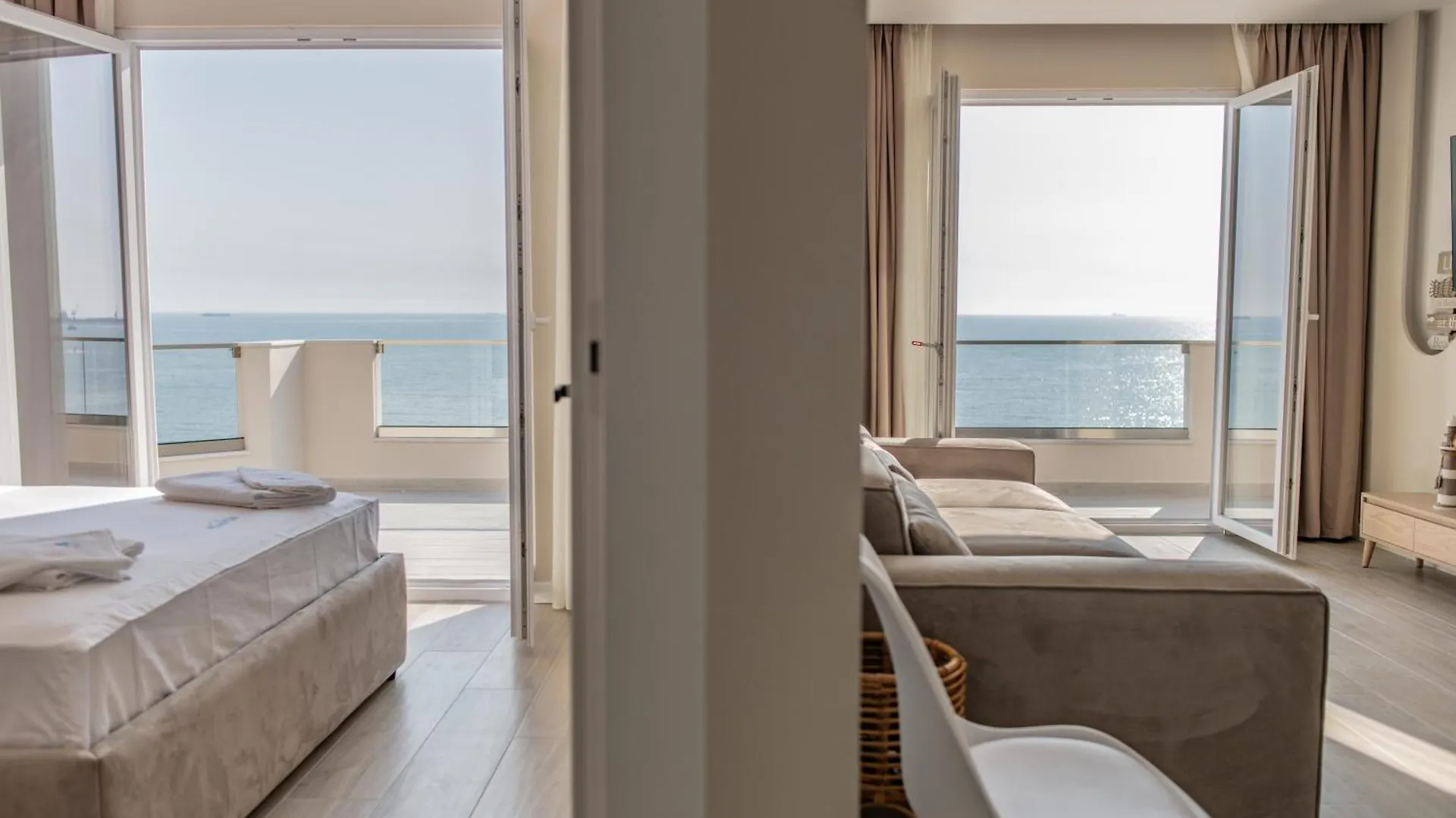Fluctus Apartments Durrës 0*,